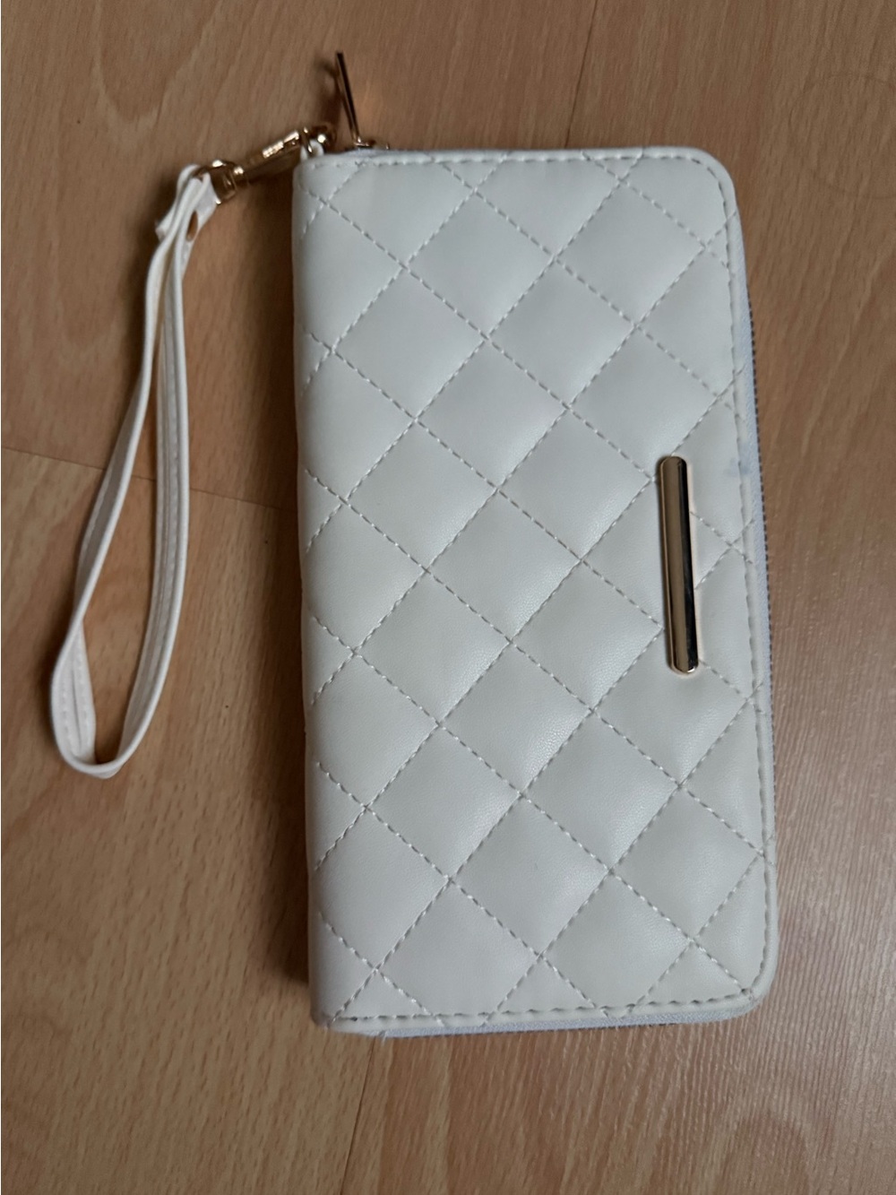 Quilted White Wristlet Wallet with Gold Accent⭐️💫
